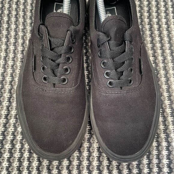 VANS triple black lace up sneaker women’s shoe size 8 - Picture 6 of 9
